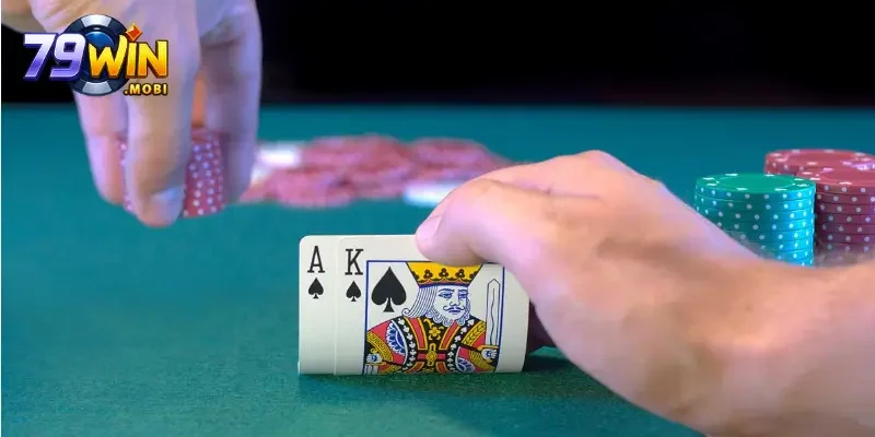 Người chơi poker nên đánh bài khi thấy cơ hội đến, tránh đợi bài quá lâu